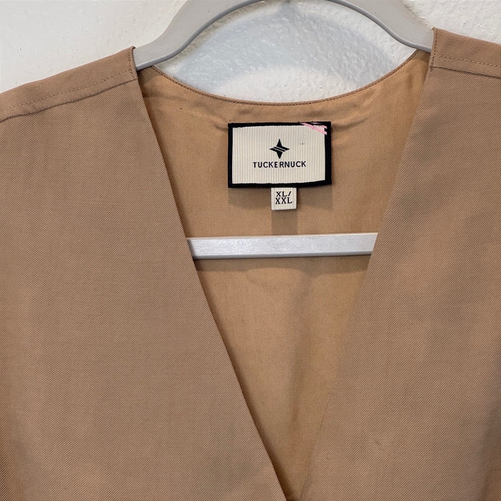 Nwt Tuckernuck Khaki Tan Tailored Button Front Vest Adjustable Cinch Back XL/XXL - Picture 5 of 12